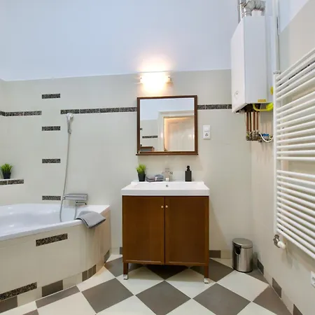 Standard By Hi5- Kiraly Lejlighed