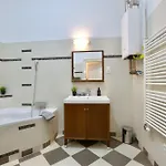Standard By Hi5- Kiraly Apartment
